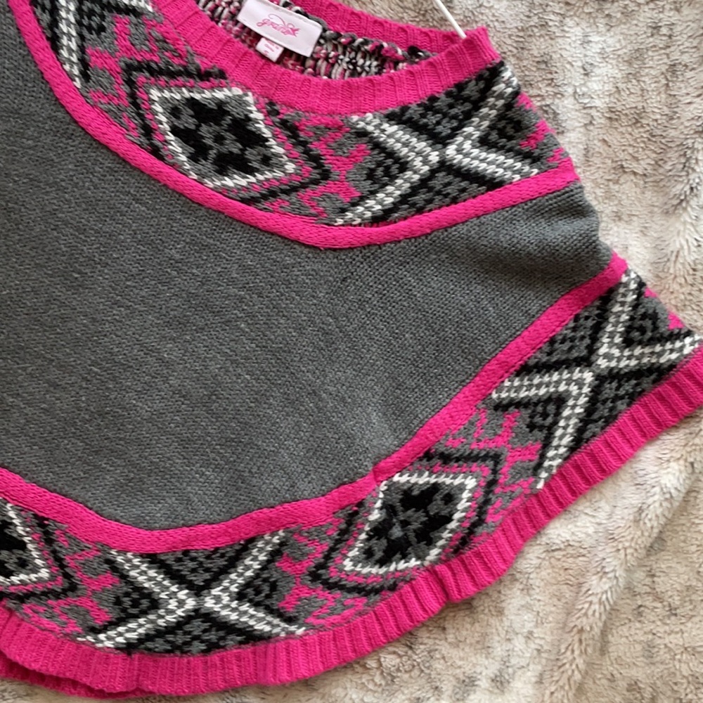 Poncho 💗🖤 - Picture 2 of 7